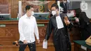 Terdakwa kasus pembunuhan Brigadir Yosua Hutabarat, Arif Rachman berbincang dengan kuasa hukum usai sidang lanjutan di PN Jakarta Selatan, Jakarta, Selasa (8/11/2022). Sidang beragenda pembacaan putusan sela. (Liputan6.com/Faizal Fanani)