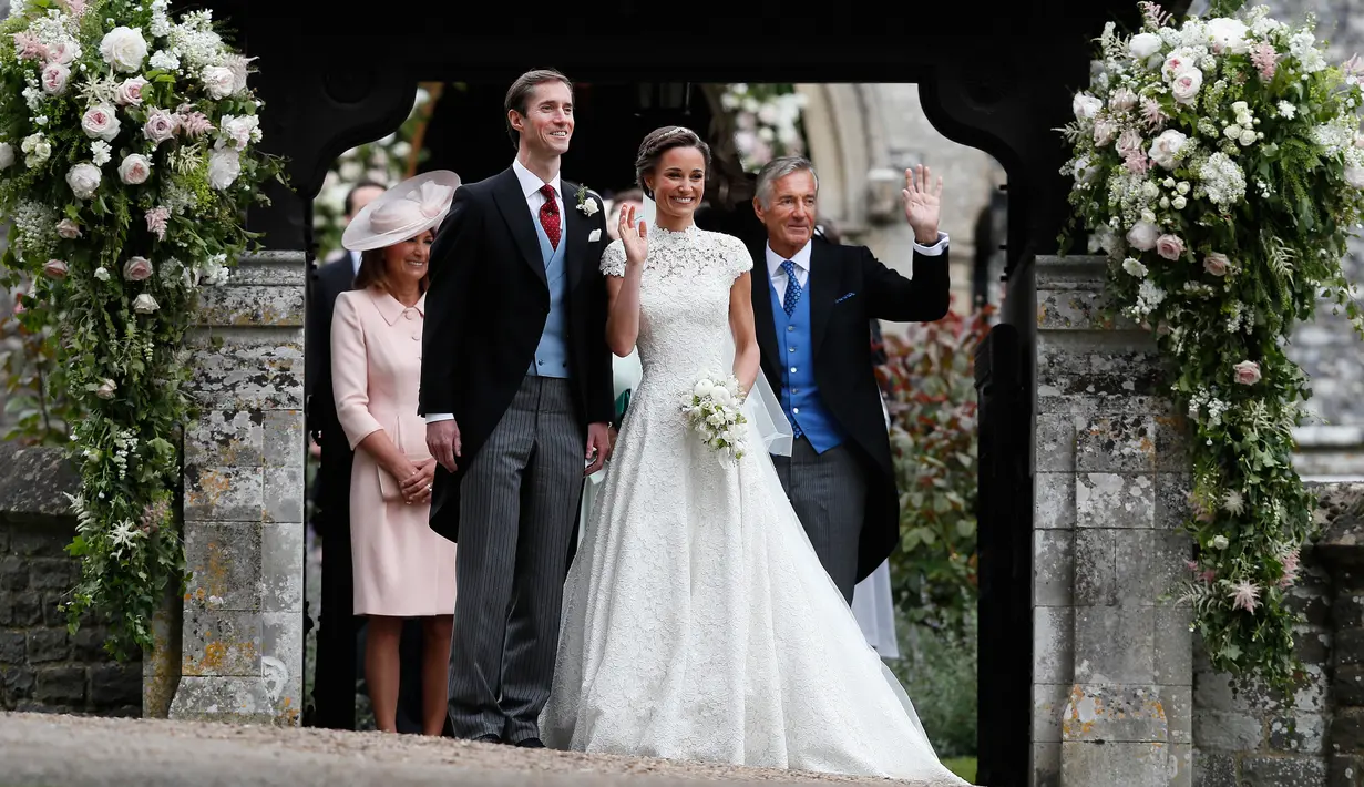Pippa Middleton dan James Matthews melambaikan tangan setelah resmi menikah di sebuah gereja kecil di Inggris, Sabtu (20/5). Pippa Middleton resmi menikah dengan sang tunangan yang merupakan seorang pengusaha sukses (AP Photo/Kirsty Wigglesworth, Pool)