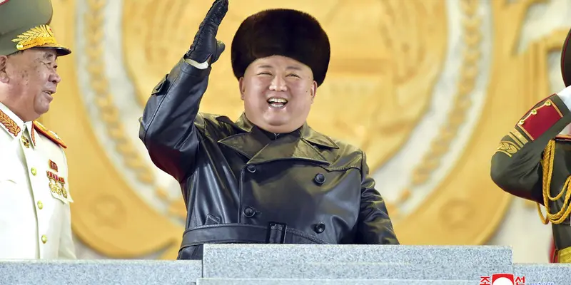 FOTO: Senyum Semringah Kim Jong-un Saksikan Parade Militer Korea Utara
