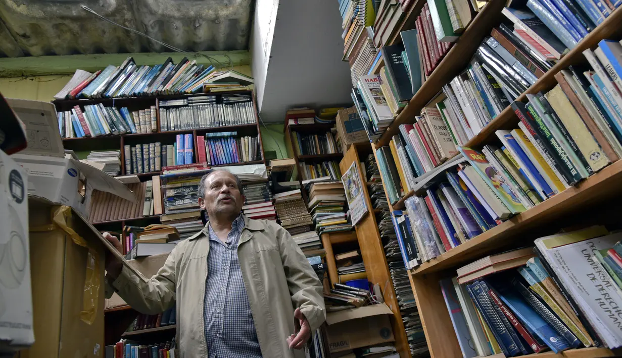 Jose Alberto Gutierrez berada di perpustakaan yang ada di lantai satu rumahnya di Bogota, Kolombia, 18 Mei 2017. Puluhan ribu koleksi bukunya digunakan oleh anak-anak dari keluarga miskin yang tidak memiliki akses terhadap buku. (GUILLERMO LEGARIA/AFP)