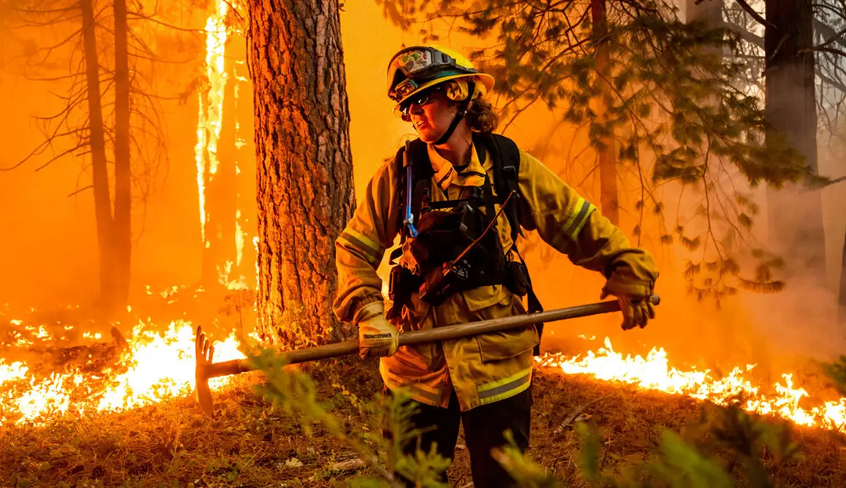 Petugas pemadam kebakaran Stephanie Endsley memerangi Mosquito Fire yang menyala dekat komunitas Michigan Bluff di Placer County, California, Amerika Serikat, 7 September 2022. (AP Photo/Noah Berger)