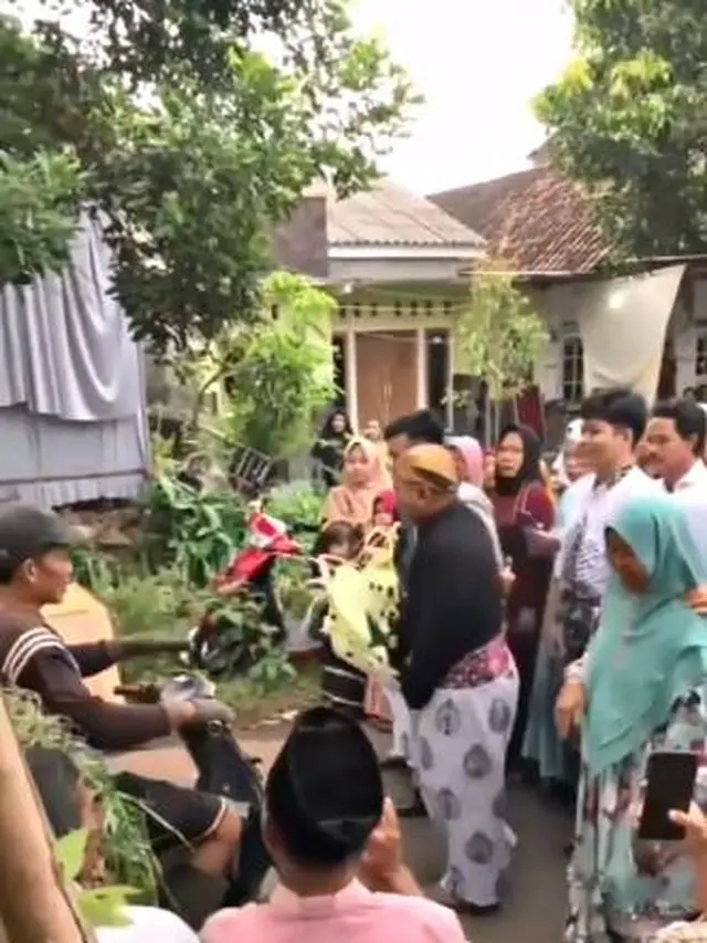 Pakai Jalan Saat Gelar Pernikahan, Momen Orang Bawa Rumput Terobos Mempelai Ini Viral
