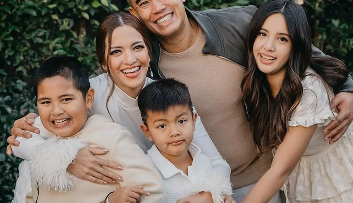 Rambutnya panjang kecoklatannya dibiarkan terurai bergaya wave pada bagian bawah. Ia pun memilih tampil tanpa poni. [@ramadhaniabakrie]