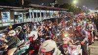 Arus lalu lintas di sekitar kawasan Komisi Pemilihan Umum (KPU) Provinsi Jakarta terpantau padat pada Senin (23/9/2024) malam. (Foto: Liputan6.com/Ady Anugrahadi).
