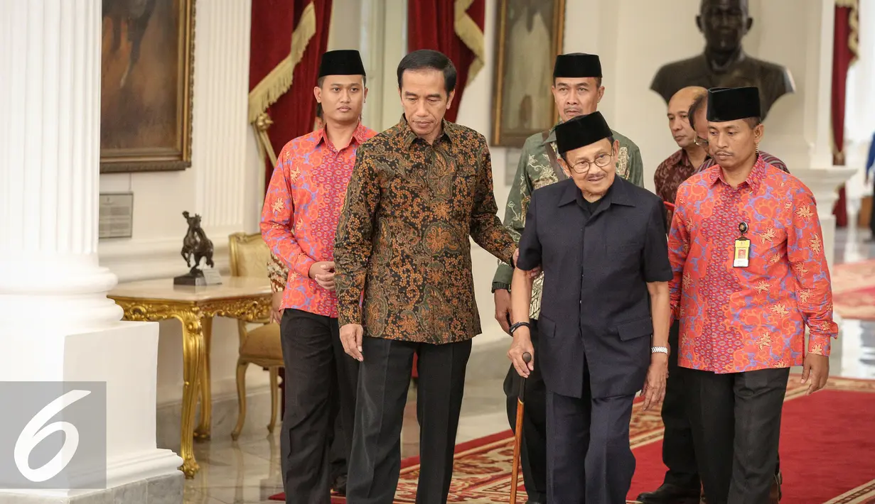 Mantan  Presiden Ke-3 RI Baharuddin Jusuf Habibie didampingi Presiden Joko Widodo berjalan keluar usai makan siang di Istana Merdeka, Jakarta, Selasa (13/10/2015). (Liputan6.com/Faizal Fanani)