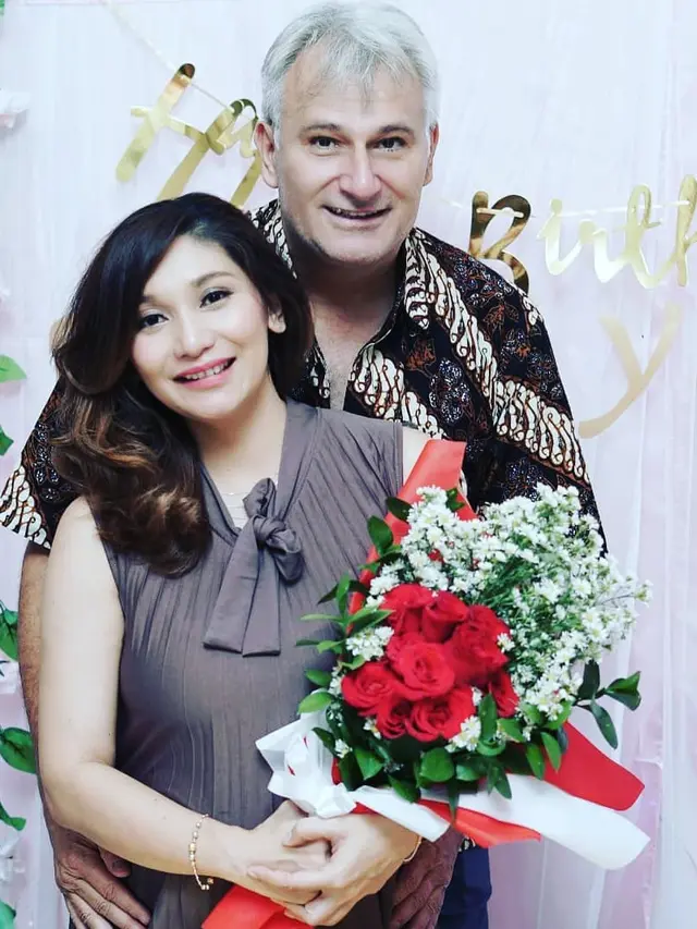 Suami Meninggal Dunia, Ini 6 Potret Kenangan Baby Margaretha dan Christian Bradach