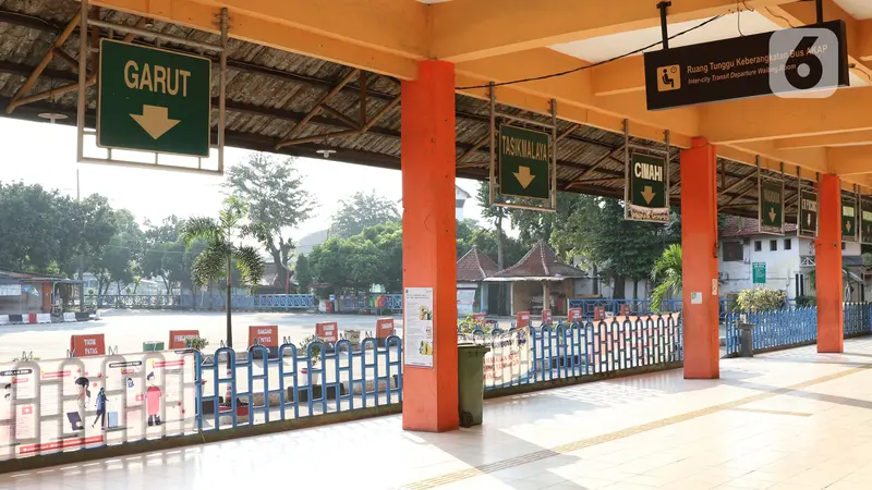 Aktivitas Terminal Kampung Rambutan Masih Kosong