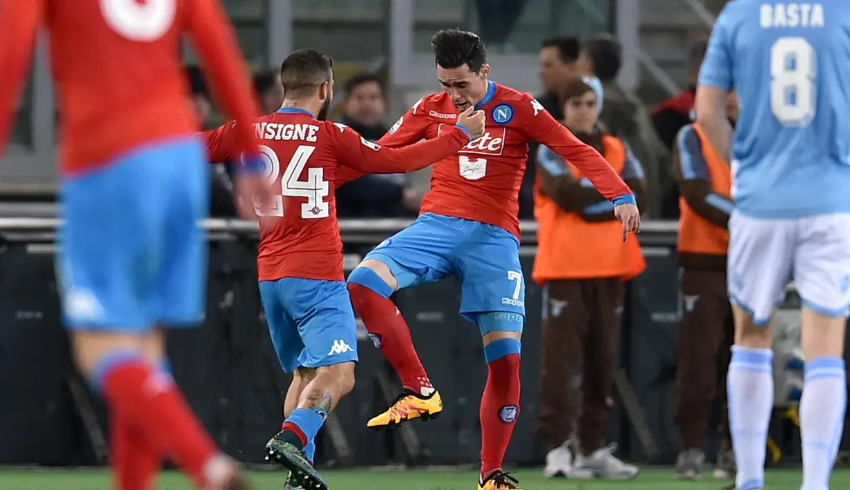Pemain Napoli, Jose Maria Callejon (tengah) merayakan golnya saat Napoli bertemu dengan Lazio pada lanjutan Serie A Liga Italia di Stadion Renzo Barbera, Palermo, Kamis (4/2/2016) dini hari WIB. (AFP/Alberto Pizzoli)