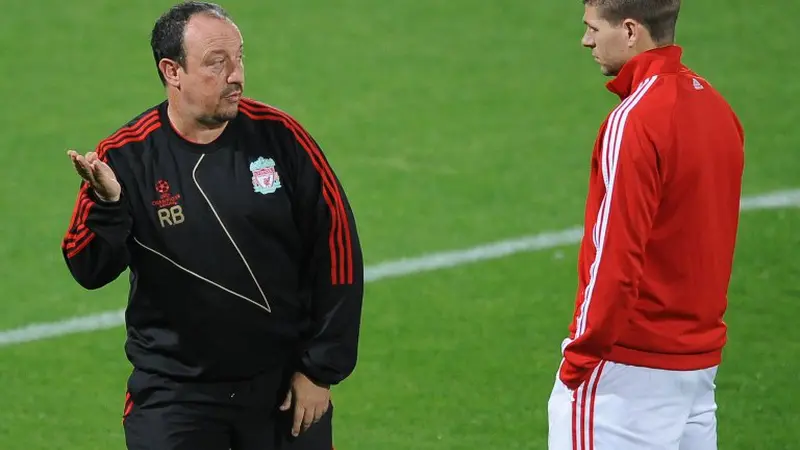 Rafael Benitez - Steven Gerrard (AFP PHOTO / ALBERTO PIZZOLI)