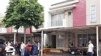Polisi merekontruksi penyerangan rumah Nus Kei di Kluster Australia, Green Lake City, kota Tangerang, oleh kelompok John Kei. (Liputan6.com/Pramita Tristiawati)