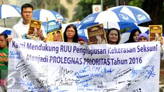 Aliansi masyarakat tolak kekerasan seksual beraksi di patung kuda, Jakarta, Selasa, (8/12). Dalam aksinya tersebut mendukung RUU penghapusan-KS untuk menjadi pembahasan dalam program Legislasi DPR RI tahun 2016. (Liputan6.com/Gempur M Surya)