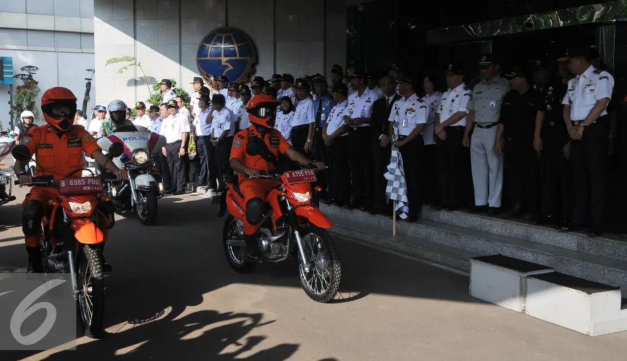 Menteri Perhubungan, Ignasius Jonan melepas pasukan gabungan untuk angkutan lebaran 2015 di Kemenhub, Jakarta, Kamis (2/7/2015). Kemenhub berkewajiban melancarkan arus mudik-balik lebaran 2015. (Liputan6.com/Herman Zakharia)