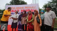 Perwakilan dari Artha Graha Peduli Ronny Bratawidjaya memberikan paket sembako murah kepada warga pada Pasar Murah Ramadan 2016 di Kawasan SCBD, Jakarta, Selasa (31/5). (Liputan6.com/Gempur M Surya)