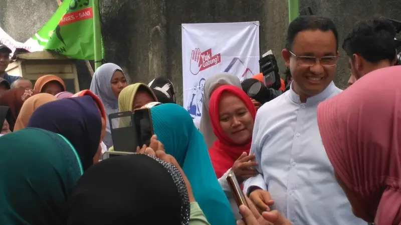 Anies Baswedan blusukan di Jalan Sitrun No. 36, RT. 006 / RW. 010, Kelurahan Kebon Jeruk, Kecamatan Kebon Jeruk, Jakarta Barat