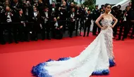 Cinta Laura pose di karpet merah Festival Film Cannes 2024. (dok. CHRISTOPHE SIMON / AFP)
