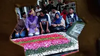 Sebanyak 20 mahasiswa Papua di Jombang, Jawa Timur, berziarah ke Makam Gus Dur di kompleks Pesantren Tebuireng. (Liputan6.com/ Dian Kurniawan)