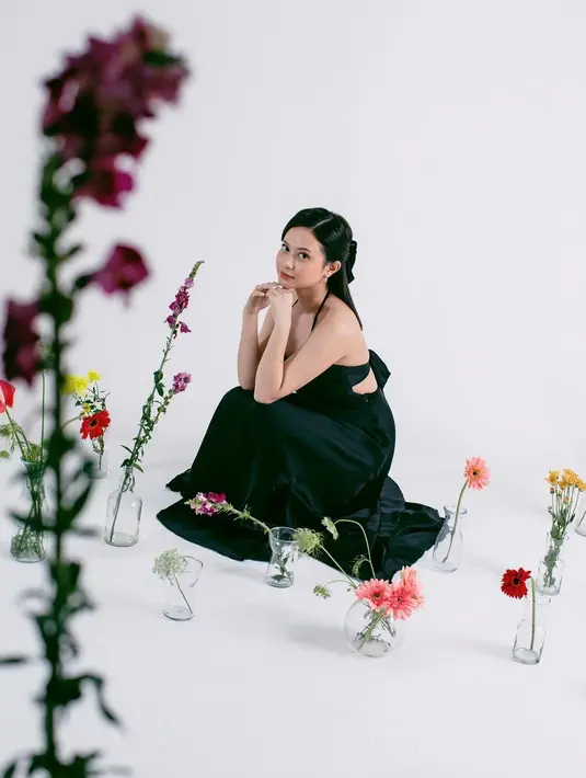 Hanggini tampil manis dengan halterstrap dress yang punya cutout di bagian belakang [@byjatidiriono]