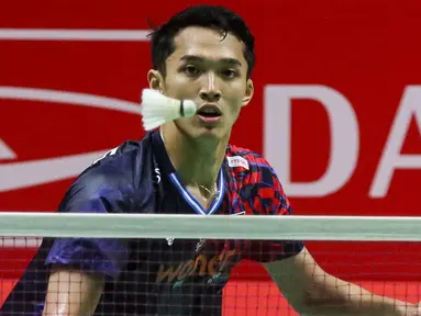 Pebulu tangkis tunggal putra Indonesia, Jonatan Christie saat berhadapan dengan Su Li Yang (Taiwan) pada babak 32 besar Daihatsu Indonesia Master 2025 di Istora Senayan, Jakarta, Rabu (22/1/2025). (Liputan6.com/Herman Zakharia)