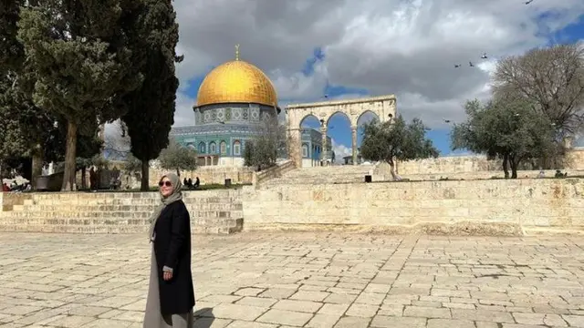 6 Gaya Effortless Maia Estianty Liburan di Israel Pakai Blazer hingga Pashmina