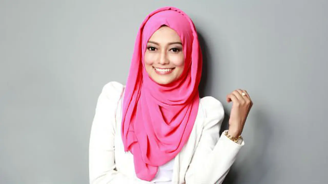 Memilih warna kerudung yang pas./Copyright shutterstock.com