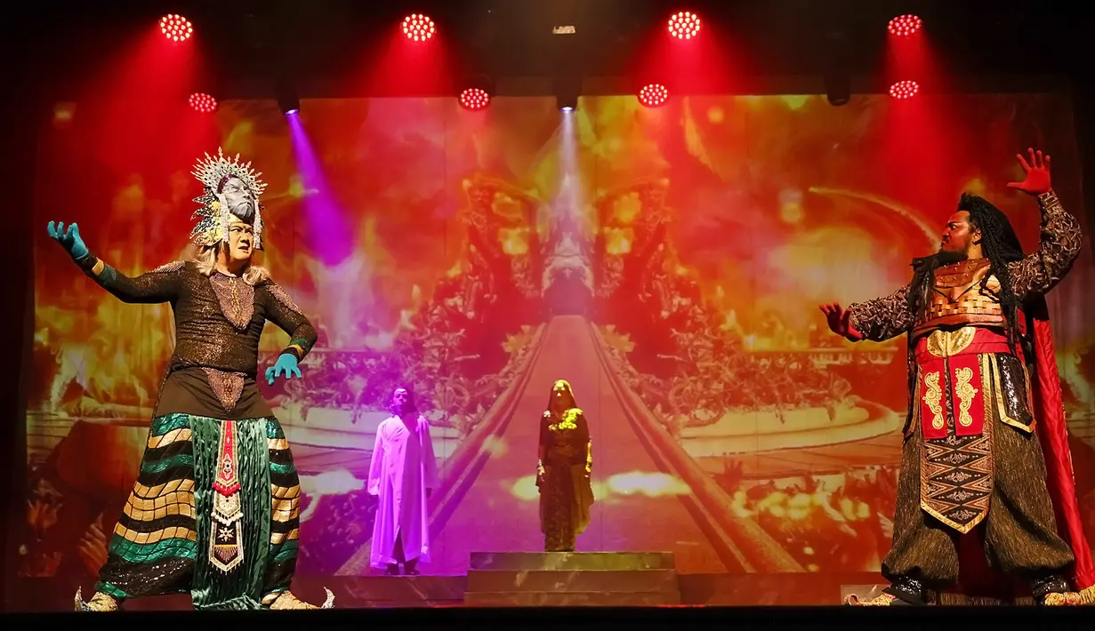 “Lakon ini diproduksi di gedung pertunjukan, tanpa disaksikan secara langsung oleh para penikmat seni. Karena, apapun kondisinya, kami selalu berjuang dan berkarya, tanpa mengenal titik, selalu koma,” ujar N. Riantiarno selaku sutradara. (Bambang E. Ros/Fimela)