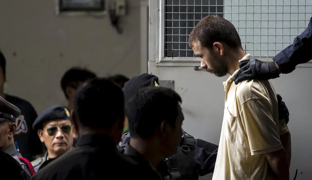 Tersangka Pemboman saat keluar dari  mobil tahanan menuju Pengadilan Thailand (5/9/2015). Tim forensik gagal menemukan kaitan pemboman Bangkok dengan dua pelaku serangan mematikan di Kuil Erawan, Thailand. (REUTERS/Athit Perawongmetha)