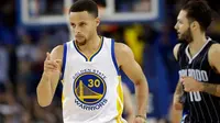 Golden State Warriors dan bintangnya, Stephen Curry, menorehkan rekor baru dalam sejarah NBA