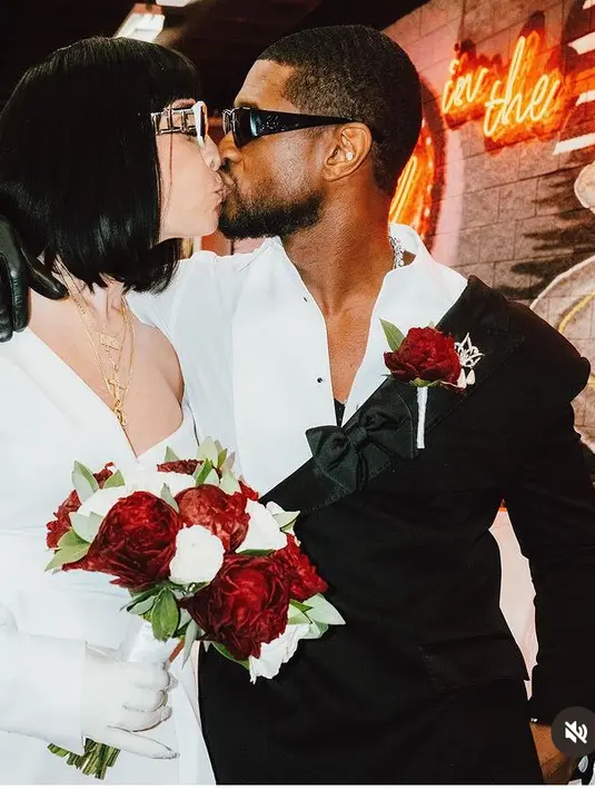 Sedangkan Usher tampil necis dalam setelan jas warna hitam putih dengan dasi kupu-kupu di bagian kerahnya, ditambah bros bunga peony merah. Dan kacamata hitam.  [@usher]