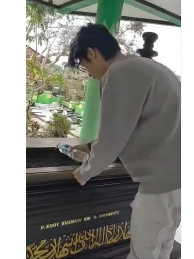 Rilis Ulang 'Seberkas Sinar', Ini 6 Potret Kiesha Alvaro Ziarah ke Makam Nike Ardilla