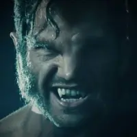 Seperti hewan liar, pria tanpa busana ini menyerang orang-orang dan mobil yang ia jumpai di bawah bulan purnama.