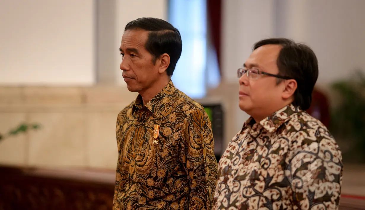 Presiden Jokowi (kiri) dan Menkeu Bambang Brodjonegoro saat acara pemberian penghargaan dalam rangka penerimaan pajak 2015 dari Kementerian Keuangan di Istana Negara, Jakarta, Rabu (20/5). (Liputan6.com/Faizal Fanani)