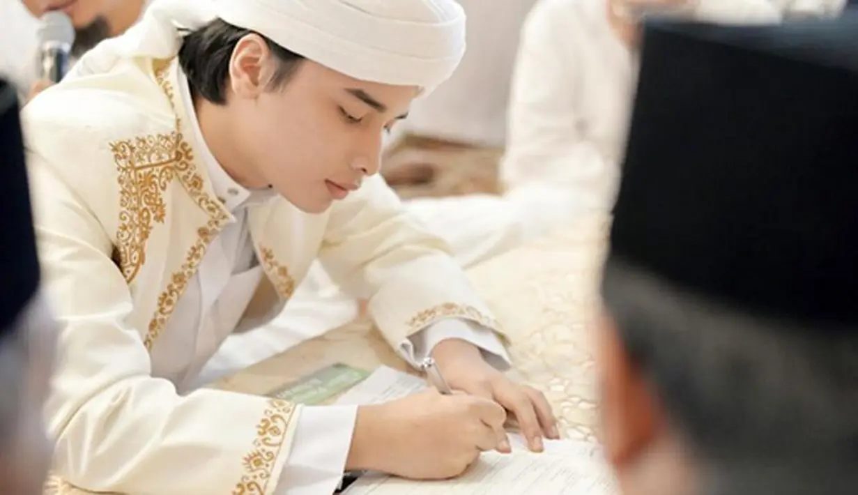 "Karena perempuan itu bukan butuh kata2 romantis atau rayuan gombal, mereka hanya butuh kepastian🙏 #NikahMuda 📷 By @imagenic" tulis alvin_411 sebagai keterangan foto. (Via: Instagram/alvin_411)