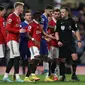 Pemain MU melakukan protes keras kepada wasit di laga Liga Inggris melawan Chelsea (AFP)