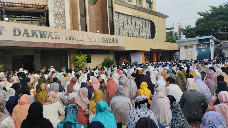 Masyarakat mengikuti Salat Idul Fitri yang digelar di Gedung Pimpinan Pusat (PP) Muhammadiyah, Menteng, Jakarta Pusat. (Liputan6.com/Winda Nelfira)