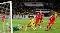 Pemain bertahan Timnas Malaysia, Corbin Ong, ketika mencetak gol ke gawang Vietnam dalam laga Kualifikasi Piala Asia 2027 di Stadion Bukit Jalil, Kuala Lumpur, Selasa (10/6/2025). Malaysia menang telak 4-0 atas Vietnam. (Mohd RASFAN / AFP)