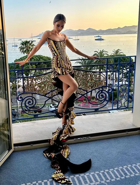 Cinta memadukan penampilannya dengan sempurna. Makeup bold dan rambut yang ditata sleek look dengan low-ponytail. Cinta Laura juga tampak tak menambahkan banyak aksesori. Ia hanya terlihat mengenakan anting dan gelang yang serasi. Foto: Instagram. Foto: Instagram.