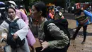 Personel militer AS tiba di Taman Hutan Non Khun Nam Nang dekat gua Than Luang di provinsi Chiang Rai, Thailand (28/6). Kunjungan militer AS untuk membantu operasi penyelamatan tim sepak bola remaja dan pelatih yang hilang. (AFP Photo/Lillian Suwanrumpha)