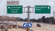 Mobil proyek melintasi ruas Tol Depok-Antasari (Desari) seksi II di Depok, Jawa Barat, Jumat (1/5/2020). Tol Desari seksi II sepanjang 6,30 kilometer yang rencananya mulai beroperasi pada April 2020 ini, terpaksa ditunda karena pandemi COVID-19 dan penetapan PSBB. (Liputan6.com/Johan Tallo)
