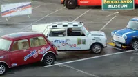 Pria Ini Pecahkan Rekor Parkir Tersempit di Dunia