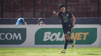 Pemain Arema FC, Dedik Setiawan merayakan gol kedua timnya saat laga pekan kesembilan BRI Liga 1 2021/2022 antara Arema FC melawan Persita Tangerang di Stadion Sultan Agung, Bantul, Rabu (27/10/2021). (Bola.com/Bagaskara Lazuardi)