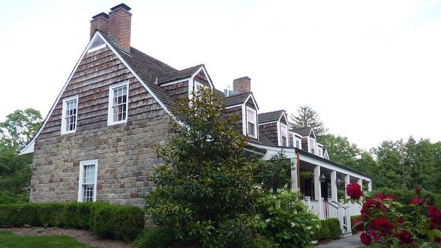 Rumah Belanda Modern dengan Sentuhan Tradisional/nazmiyalantiquerugs.com