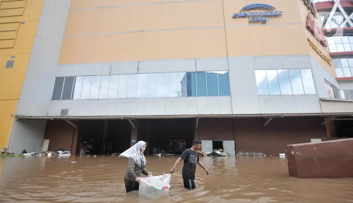 Aktivitas pedagang mengevakuasi barang-barang saat banjir merendam Mall Cipinang Indah, Jakarta Timur, Rabu (1/1/2020). Selain merendam permukiman warga, banjir kali ini juga melumpuhkan Mal Cipinang Indah yang terpaksa ditutup akibat terendam air. (merdeka.com/Iqbal S Nugroho)