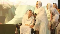 Istri mendiang Abdurrahman Wahid (Gus Dur), Sinta Nuriyah Wahid bersama putrinya saat diatas panggung dalam peringatan Sewindu Haul Gus Dur di Jakarta, Jumat (22/12). (Liputan6.com/Herman Zakharia)