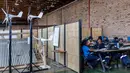 Para siswa Nkangala TVET College terlihat di Pusat Pelatihan Top of the World Nkangala di Emalahleni pada 22 November 2023. (Roberta Ciuccio/AFP)