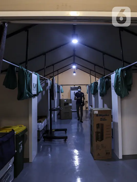 Pekerja melakukan pengecekan tahap akhir pada proyek pembangunan penambahan ruang isolasi di Rumah Lawan COVID-19 (RLC) Serpong, Tangerang Selatan, Banten, Rabu (3/3/2021). Proyek ini bertujuan menambah kapasitas RLC untuk karantina pasien COVID-19. (Liputan6.com/Johan Tallo)