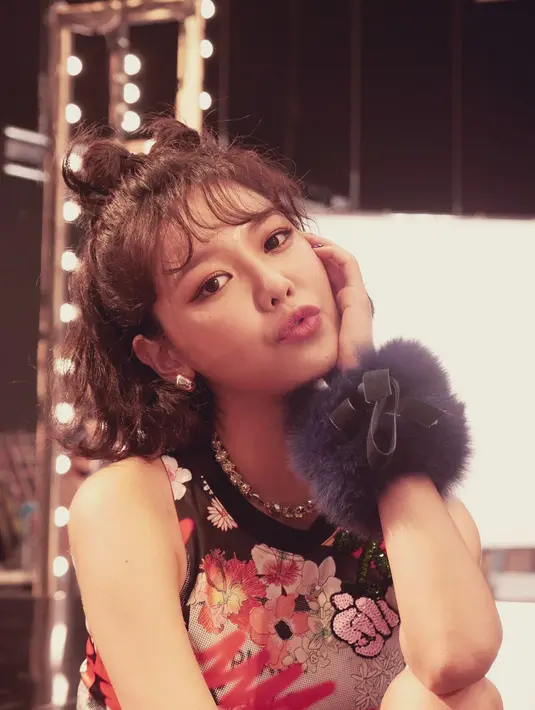 Salah satunya adalah saat ia pertama kali bergabung dengan SNSD. Hal itu terungkap saat jadi bintang di reality show, Born in 1990, Choi Sooyoung. (Foto: instagram.com/hotsootuff)