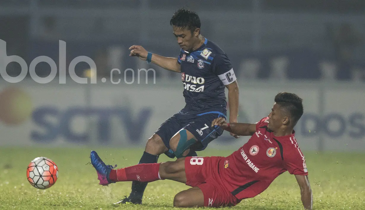 Bek Arema FC, Beny Wahyudi, menghindari tekel dari gelandang Semen Padang, Irsyad Maulana. Ketika itu untuk lolos Singo Edan membutuhkan kemenangan dengan selisih dua gol atau artinya mereka harus mencetak empat gol. (Bola.com/Vitalis Yogi Trisna)