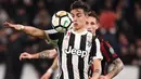 Aksi pemain Juventus, Paulo Dybala mengecoh pemain AC Milan pada laga Serie A di Allianz Stadium, Turin, (31/3/2018). Juventus menang 3-1. (AFP/Marco Bertorello)