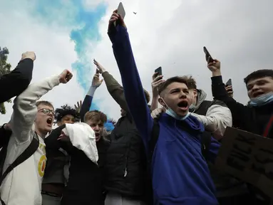 Fans Chelsea melakukan aksi protes menentang keputusan Chelsea ikut serta dalam pembentukan Liga Super Eropa di luar Stadion Stamford Bridge, London, Inggris, Selasa (20/4/2021). Usulan 12 klub membentuk Liga Super Eropa memicu kemarahan dan kecaman hingga humor dan sarkasme. (AP Photo/Matt Dunham)