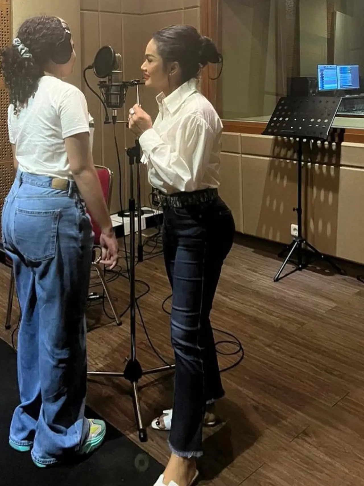 6 Potret Amora Lemos Syuting MV Single Perdana, Krisdayanti Setia